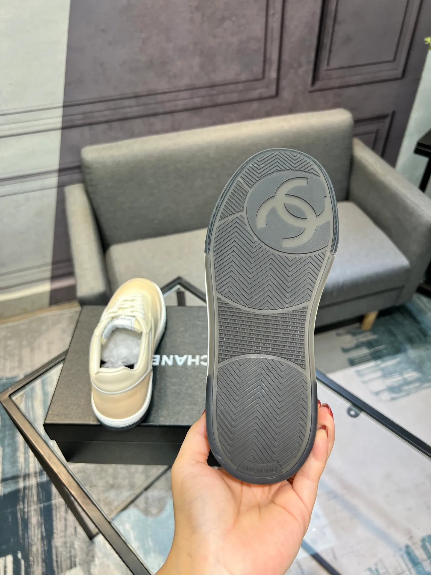 Men's men's shoes 💰660 Exclusive real shot (top version) CHANEL Chanel 2025ss color matching thick-soled casual sports shoes and sneakers. The counter is synchronized. The counter is very popular. A shoe that is very difficult to buy. The most popular thick-soled panda shoes on the Internet. It can be imagined that Xiaoxiang control can't miss it. It has both good looks and comfort. Simple and versatile white shoes. The thick sole increases the height and is super versatile. Close your eyes and wear it. Whoever wears it will look better. Upper: calfskin Lining: imported sheepskin lining Outsole: TPU original outsole Size: 35-44 (customized for women 41 and 40, and 45 for men)